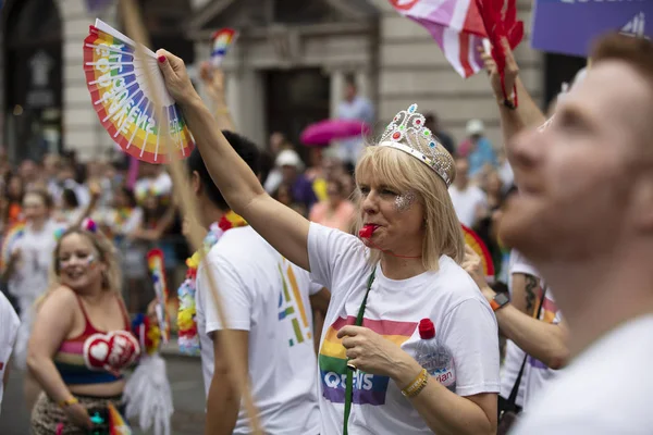 LONDRES, Reino Unido - 6 de julho de 2019: As pessoas participam da marcha anual do orgulho gay no centro de Londres — Fotografia de Stock