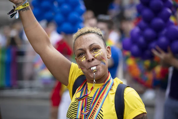 London, Großbritannien - 6. Juli 2019: Menschen nehmen am jährlichen Gay Pride Marsch im Zentrum Londons teil — Stockfoto