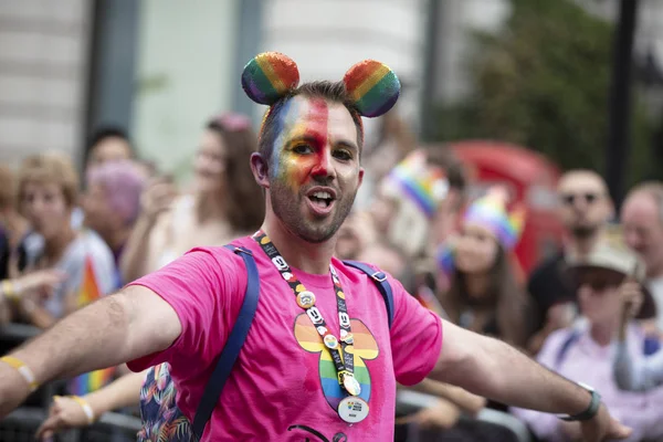 LONDRES, Royaume-Uni - 6 juillet 2019 : Les gens participent à la marche annuelle de la fierté gay dans le centre de Londres — Photo