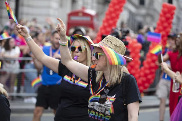 LONDRES, Reino Unido - 6 de julio de 2019: La gente participa en la marcha anual del orgullo gay en el centro de Londres — Foto de Stock