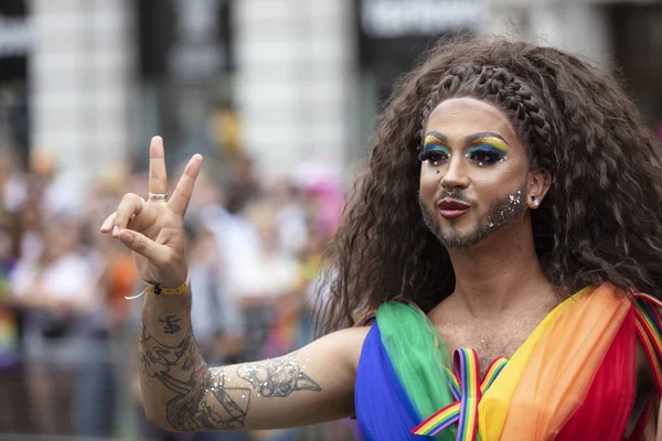 London, Großbritannien - 6. Juli 2019: Menschen nehmen am jährlichen Gay Pride Marsch im Zentrum Londons teil — Stockfoto