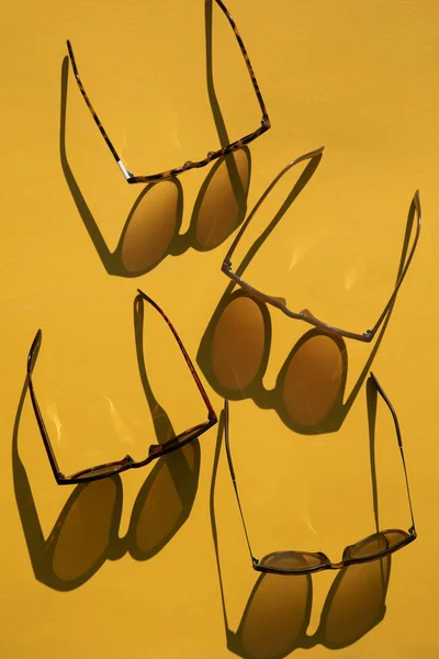 Γυαλιά ηλίου με μακρά σκιά σε ένα brignt καλοκαιρινό κίτρινο φόντο — Φωτογραφία Αρχείου