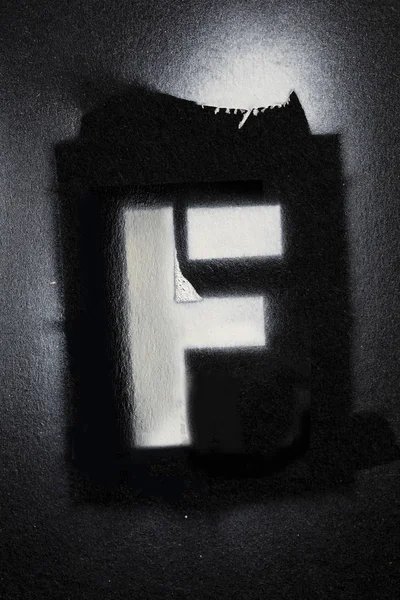 字母 F 粗化 喷雾窗格模具字体 — 图库照片