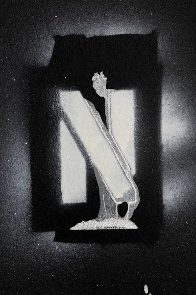 Літера N гранжевий спрей пофарбований трафаретний шрифт — стокове фото