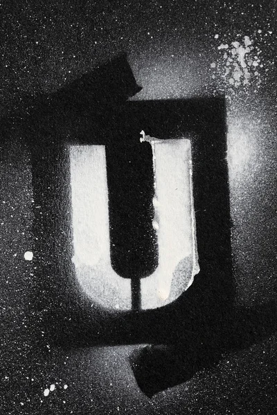 Літера U гранжевий спрей пофарбований трафаретний шрифт — стокове фото