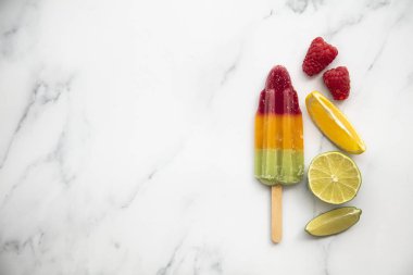 Yaz meyve buz lollies portakal kireç ve ahududu ile yapılan