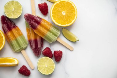 Yaz meyve buz lollies portakal kireç ve ahududu ile yapılan