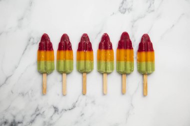 Mermer bir arka plan üzerinde yaz meyve buz lolly popcicle