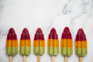Mermer bir arka plan üzerinde yaz meyve buz lolly popcicle