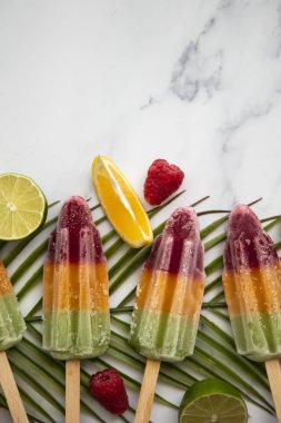 Meyve ve tropikal palmiye yaprağı ile yaz buz lollies
