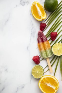 Meyve ve tropikal palmiye yaprağı ile yaz buz lollies