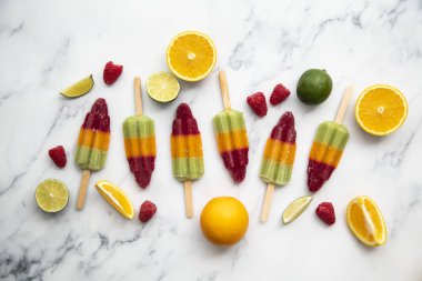 Yaz meyve buz lollies portakal kireç ve ahududu ile yapılan