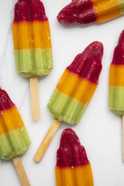 Mermer bir arka plan üzerinde yaz meyve buz lolly popcicle