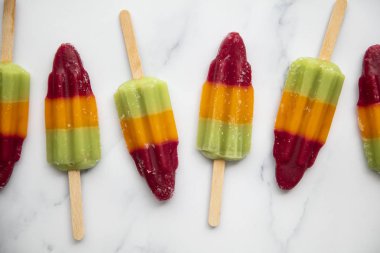Mermer bir arka plan üzerinde yaz meyve buz lolly popcicle