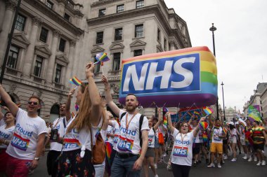 Londra, İngiltere - 6 Temmuz 2019: Nhs personeli Londra'nın merkezinde yıllık eşcinsel gurur yürüyüşüne katılıyor