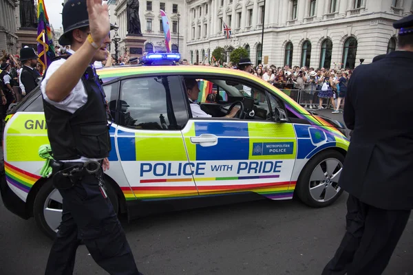 ロンドン、英国 - 2019年7月6日:警察官がロンドン中心部で毎年恒例のゲイプライド行進に参加 — ストック写真