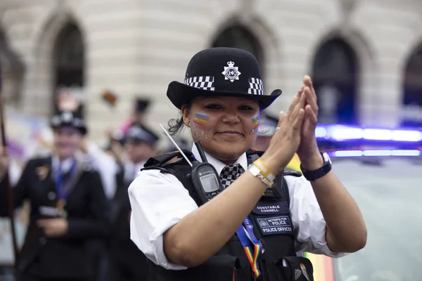 ロンドン、英国 - 2019年7月6日:警察官がロンドン中心部で毎年恒例のゲイプライド行進に参加 — ストック写真