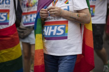 Londra, İngiltere - 6 Temmuz 2019: Nhs personeli Londra'nın merkezinde yıllık eşcinsel gurur yürüyüşüne katılıyor