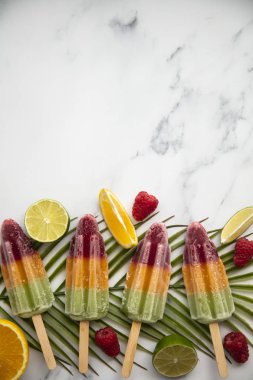 Meyve ve tropikal palmiye yaprağı ile yaz buz lollies