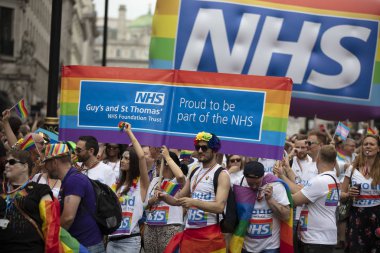 Londra, İngiltere - 6 Temmuz 2019: Nhs personeli Londra'nın merkezinde yıllık eşcinsel gurur yürüyüşüne katılıyor