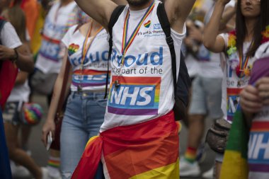 Londra, İngiltere - 6 Temmuz 2019: Nhs personeli Londra'nın merkezinde yıllık eşcinsel gurur yürüyüşüne katılıyor