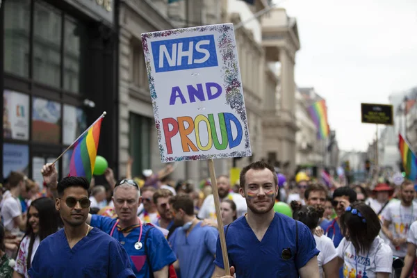 Londen, VK-6 juli 2019: NHS-medewerkers nemen deel aan de jaarlijkse Gay Pride March in het centrum van Londen — Stockfoto