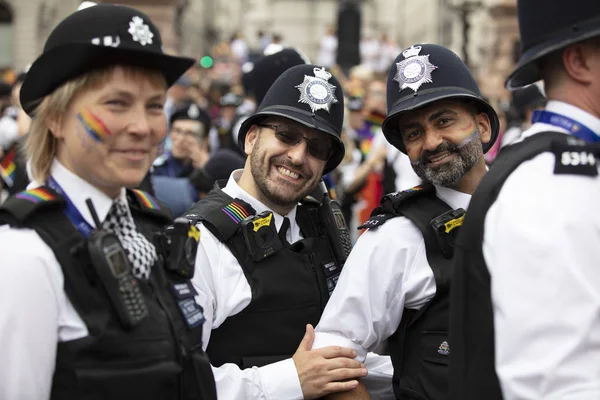 London, Großbritannien - 6. Juli 2019: Polizisten nehmen am jährlichen Gay Pride Marsch im Zentrum Londons teil — Stockfoto