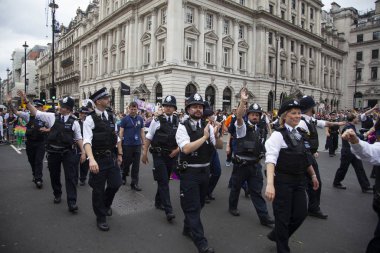 Londra, İngiltere - 6 Temmuz 2019: Polis memurları Londra'nın merkezinde her yıl düzenlenen eşcinsel gurur yürüyüşüne katıldı