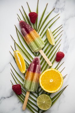 Meyve ve tropikal palmiye yaprağı ile yaz buz lollies