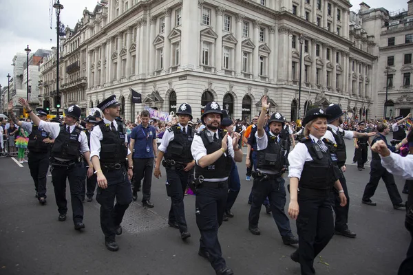 Londýn, Velká Británie-6. července 2019: policejní důstojníci se účastní každoroční pochod homosexuálů ve středním Londýně — Stock fotografie