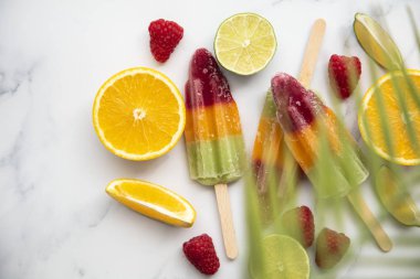 Meyve ve tropikal palmiye yaprağı ile yaz buz lollies