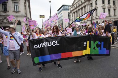Londra, İngiltere - 6 Temmuz 2019: University College London personeli Londra'nın merkezinde ki yıllık eşcinsel gurur yürüyüşüne katılıyor