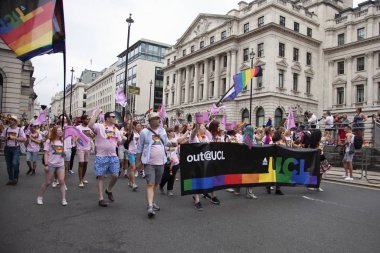 Londra, İngiltere - 6 Temmuz 2019: University College London personeli Londra'nın merkezinde ki yıllık eşcinsel gurur yürüyüşüne katılıyor