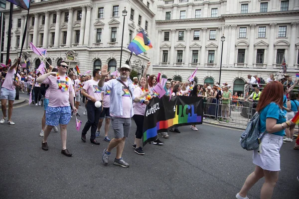 LONDRES, Royaume-Uni - 6 juillet 2019 : Le personnel de l'University College London participe à la marche annuelle de la fierté gay dans le centre de Londres — Photo