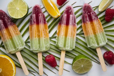 Meyve ve tropikal palmiye yaprağı ile yaz buz lollies