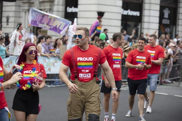 London, Großbritannien - 6. Juli 2019: Feuerwehrleute nehmen am jährlichen Gay Pride Marsch im Zentrum Londons teil — Stockfoto