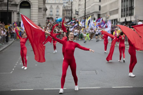 Londyn, Wielka Brytania-6 lipca 2019: tancerze w czerwonych trykoty na dorocznej marszu gejów dumy w centrum Londynu — Zdjęcie stockowe