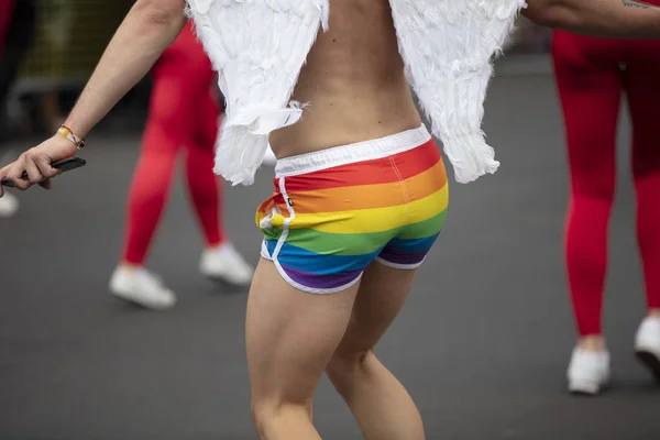Мужчина в шортах из гей-гордости, танцующий на улице на празднике гордости — стоковое фото