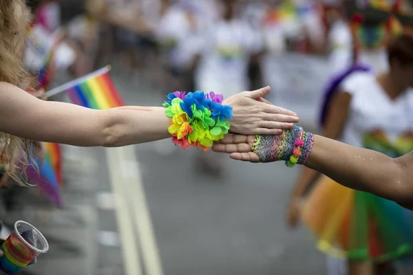 在同性恋骄傲声援游行中，人们互相高五 — 图库照片