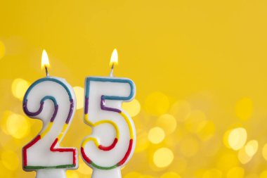 Numara 25 parlak ışıklar karşı doğum günü kutlama mum bir
