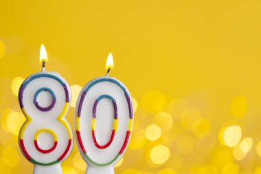 Numara 80 parlak ışıklar karşı doğum günü kutlama mum bir
