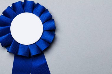 Boş beyaz merkezi ile birincilik ödülü rozeti. Başarı achi