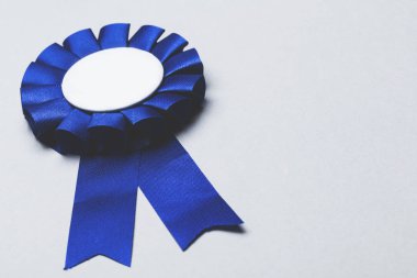 Boş beyaz merkezi ile birincilik ödülü rozeti. Başarı achi