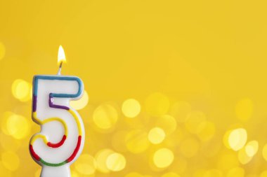 5 numara doğum günü kutlama mum parlak ışıklar karşı ve