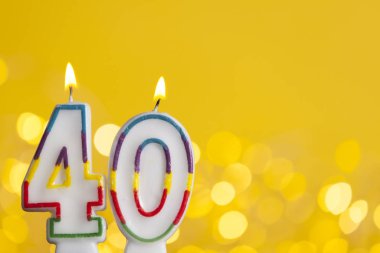 Numara 40 parlak ışıklar karşı doğum günü kutlama mum bir
