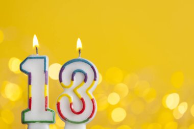 Parlak ışıklar karşı Sayı 13 doğum günü kutlama mum bir