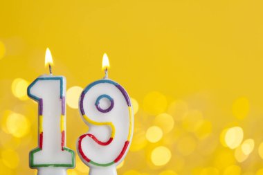 19 numara doğum günü kutlama mum parlak ışıklar karşı bir