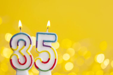Numara 35 parlak ışıklar karşı doğum günü kutlama mum bir