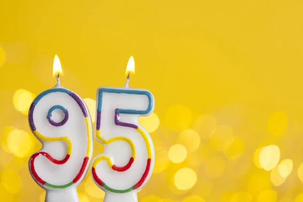 Szám 95 születésnapi ünnepség gyertya ellen egy fényes fények — Stock Fotó
