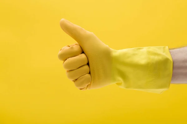 Tummen upp hand gest som gjorts av en hand i en gul gummi städar — Stockfoto